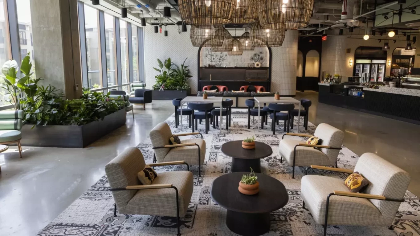 鳥の巣のようなランプと複数のソファとローテーブルがある広いロビー